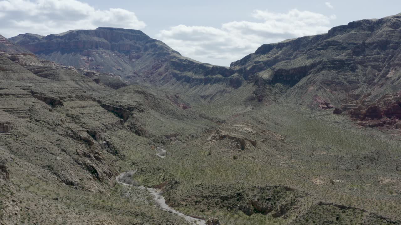 hermosas y áridas montañas del desierto en el desierto de arizona, antena