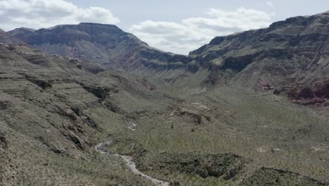 Schöne,-Trockene-Wüstenberge-In-Der-Wildnis-Von-Arizona,-Antenne