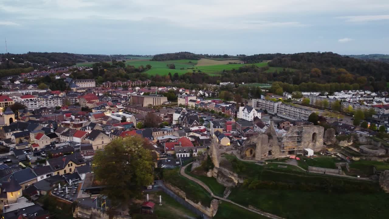 ruinas del castillo histórico en la ciudad de valkenburg, vista aérea