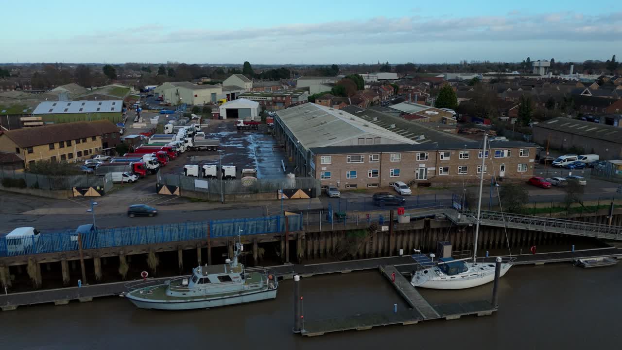 Panoramica cinematografica con drone del porto turistico di Wisbech e delle imbarcazioni private ormeggiate sul fiume Nene in Inghilterra.