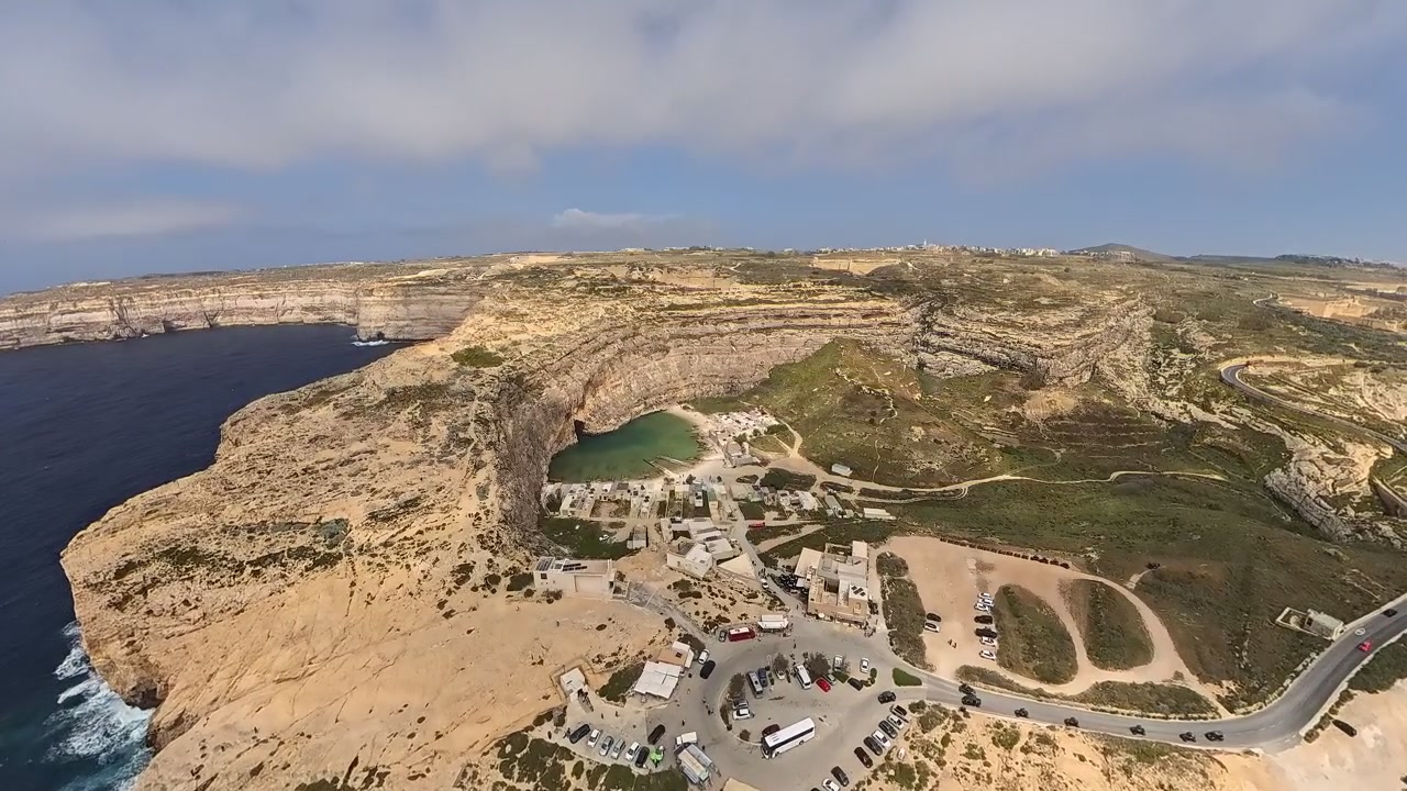 Video ampio e panoramico del paesaggio roccioso di Gozo vicino al Mare Interno (Il-Qawra) a Dwejra, una laguna naturale di acqua salata collegata al mare tramite un tunnel naturale.