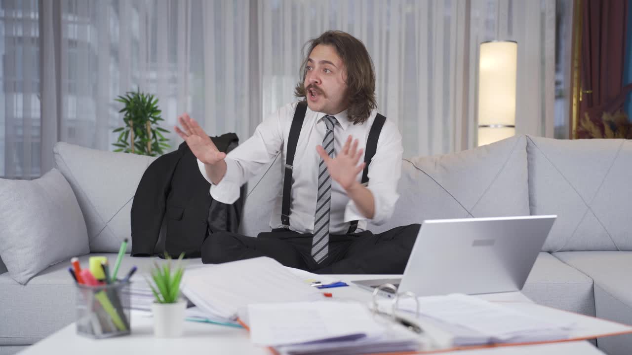 편집증이나 정신분열증이 있는 사업가입니다.