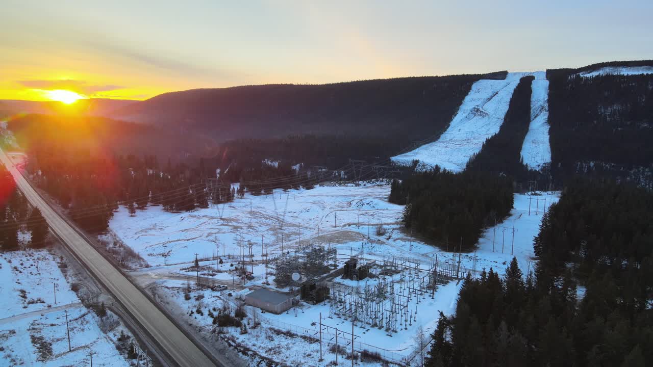 지방에 전력 공급: 브리티시 컬럼비아의 카리부 지역에서 일출 동안 고압 송전 변전소의 조감도