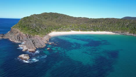 Bootsstrand-–-Seal-Rocks-–-Mittlere-Nordküste-–-New-South-Wales-–-New-South-Wales-–-Australien-–-Schwenk-Nach-Rechts,-Luftaufnahme