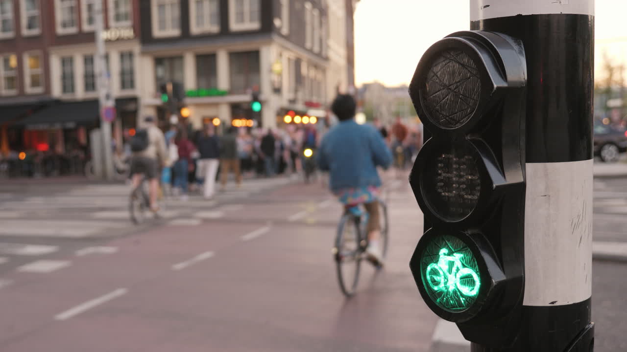 mujer usa teléfono inteligente puente amsterdam