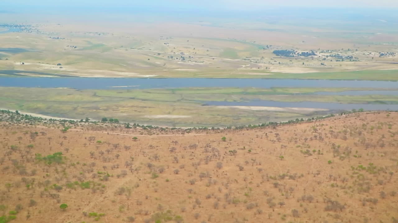 난기류가 있는 여름에 카사네 국제공항에 착륙하는 동안 초베 국립공원의 창가 좌석 전망