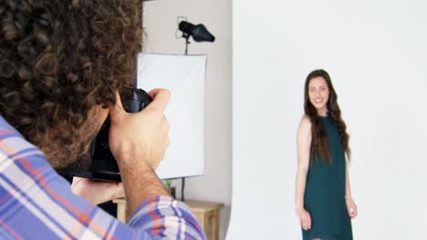 Modelo-Femenino-Posando-Para-Sesión-De-Moda