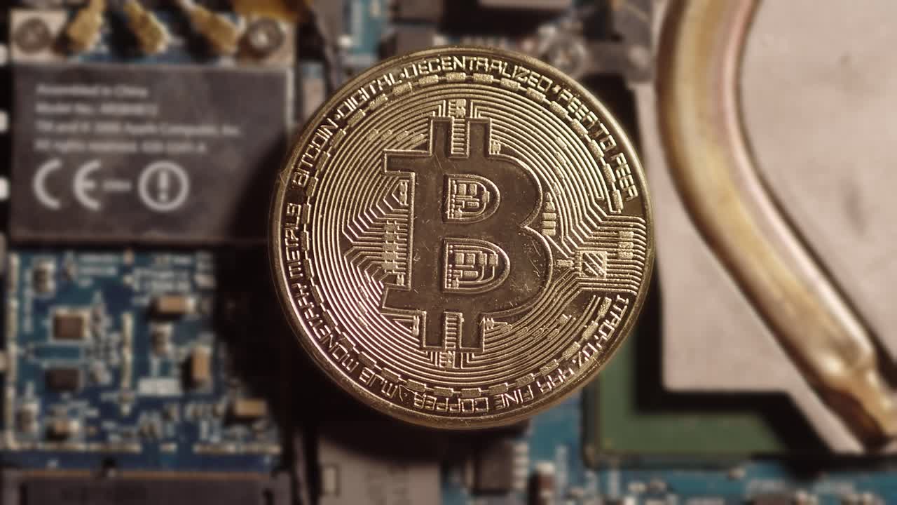 zoom lento en bitcoin acostado en el tablero de la computadora
