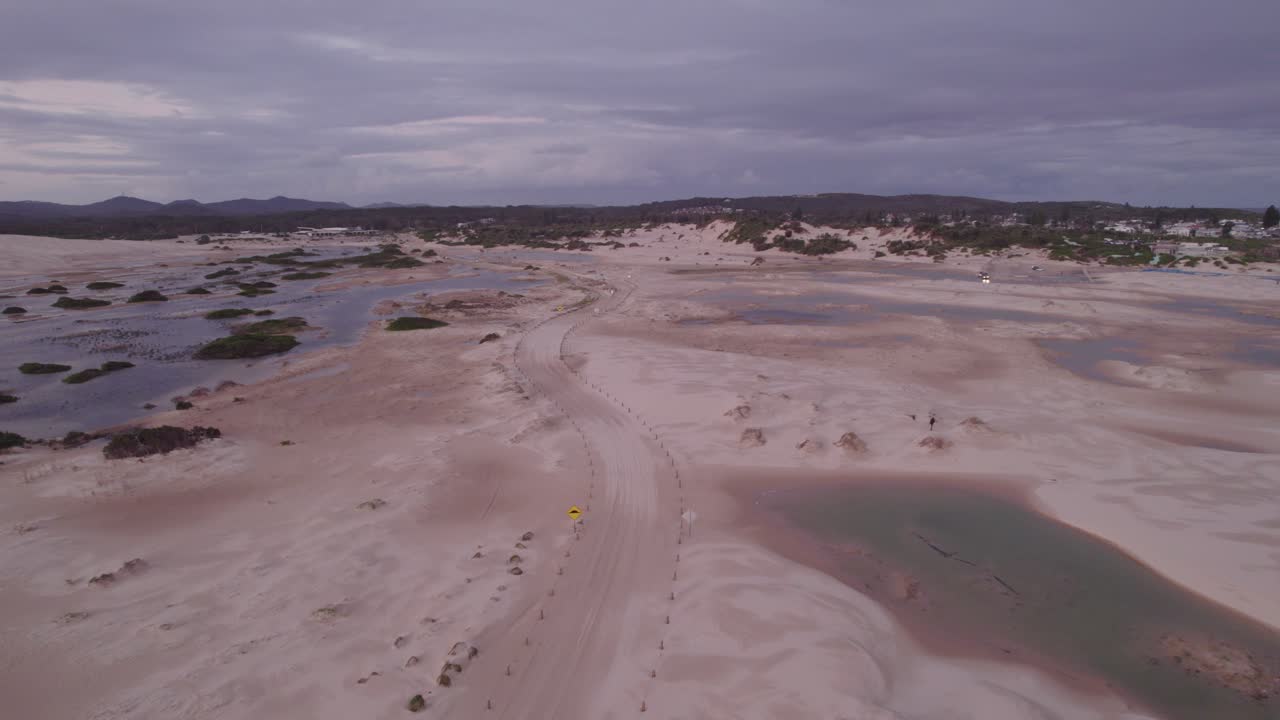 macs track en las dunas de arena de stockton y la playa para excursiones en quad cerca del parque nacional worimi en nsw, australia