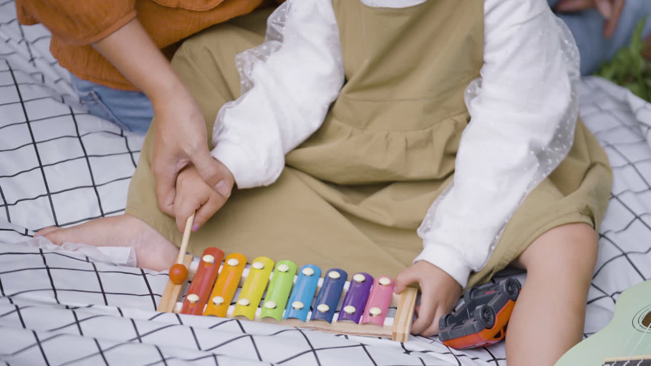 공원에 있는 엄마와 딸