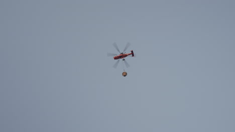 helicóptero de extinción de incendios en vuelo