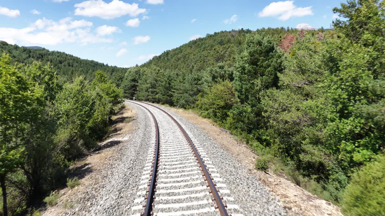 Trilhos de trem em uma paisagem natural
