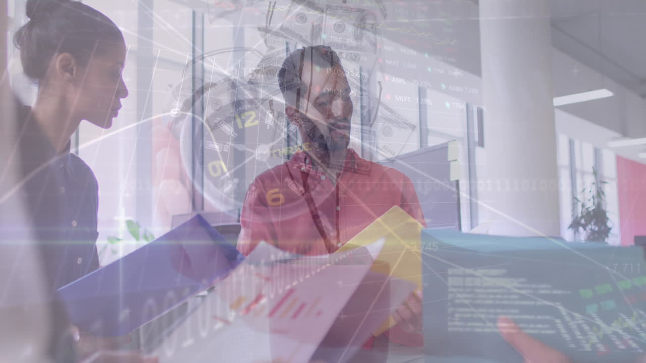 animación de gráficos y datos sobre diversos compañeros de trabajo en la oficina