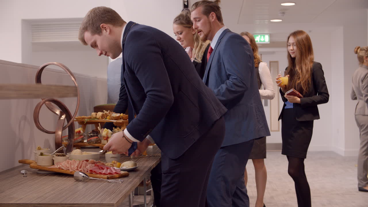 delegados en el buffet de almuerzo durante el descanso de la conferencia
