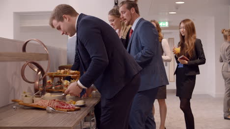 Delegados-En-El-Almuerzo-Buffet-Durante-El-Receso-De-La-Conferencia