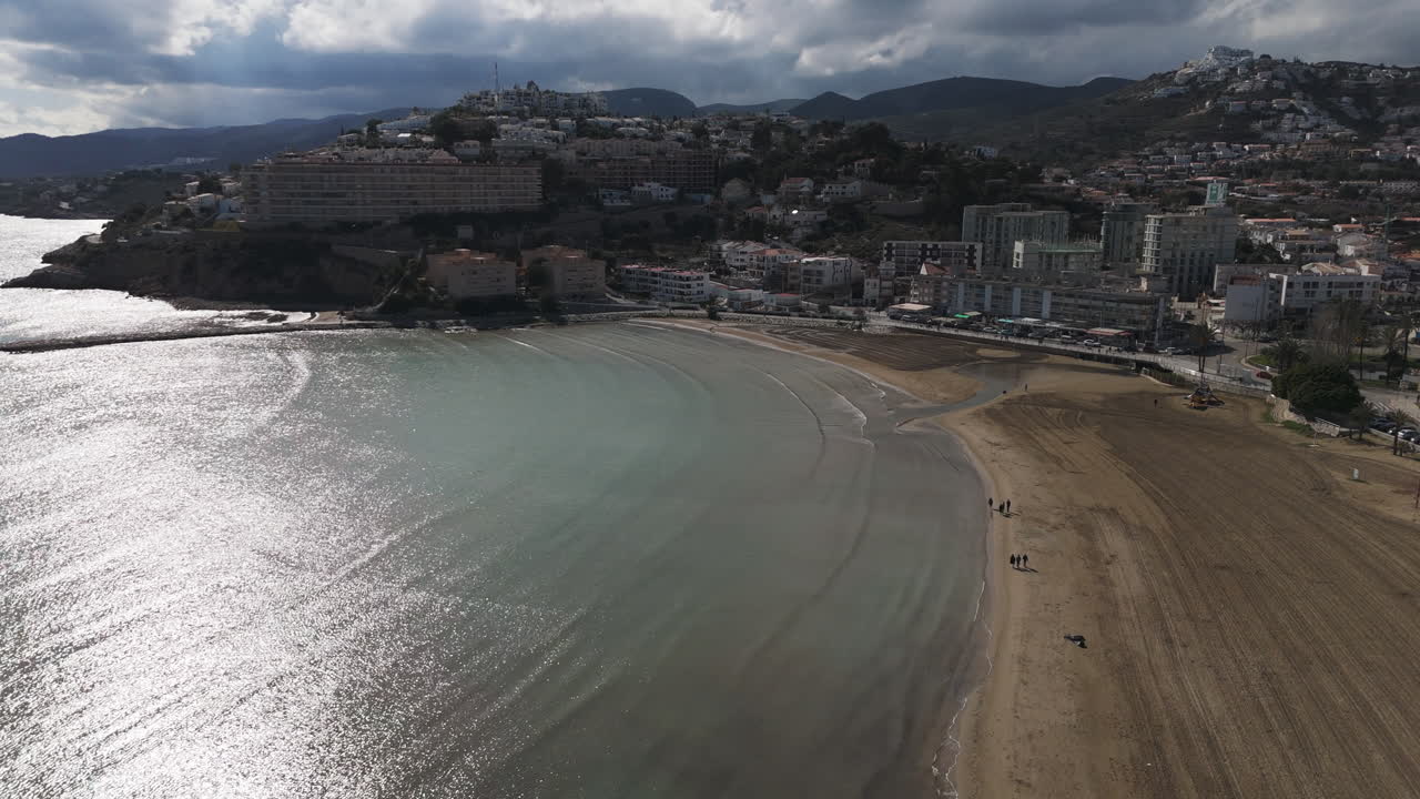 Vista aérea reflectante de la luz solar sobre la orilla de la playa en Peñíscola en un día tranquilo.