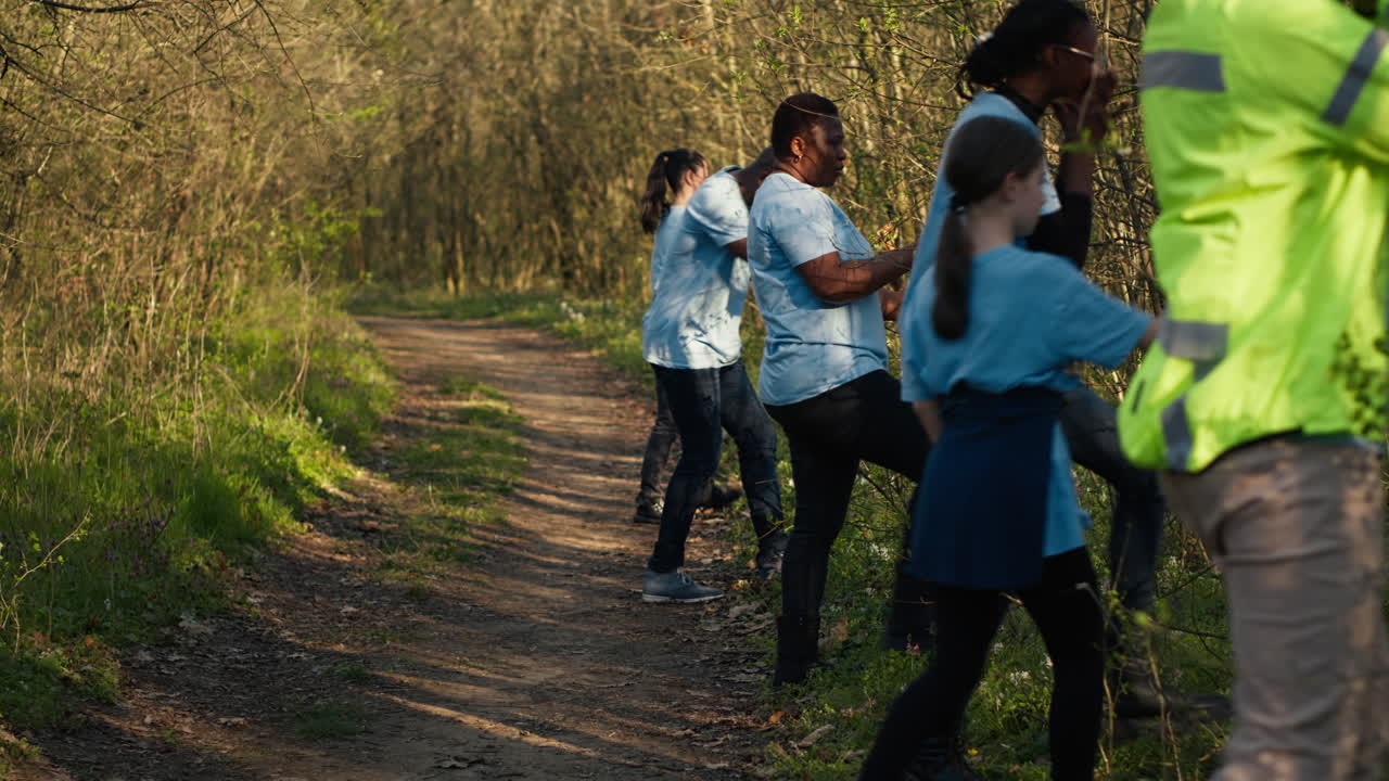 구조 작업 팀의 감독은 그의 승무원을 숲으로 안내합니다.