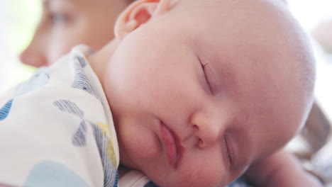 Cerca-De-Un-Tranquilo-Bebé-Durmiendo-En-El-Hombro-De-La-Madre