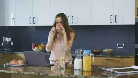 Mujer-De-Negocios-Tomando-Café-En-Una-Cocina-De-Lujo.-Señora-Sonriente-Desayunando