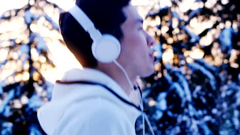 hombre escuchando música en auriculares durante el entrenamiento 4k