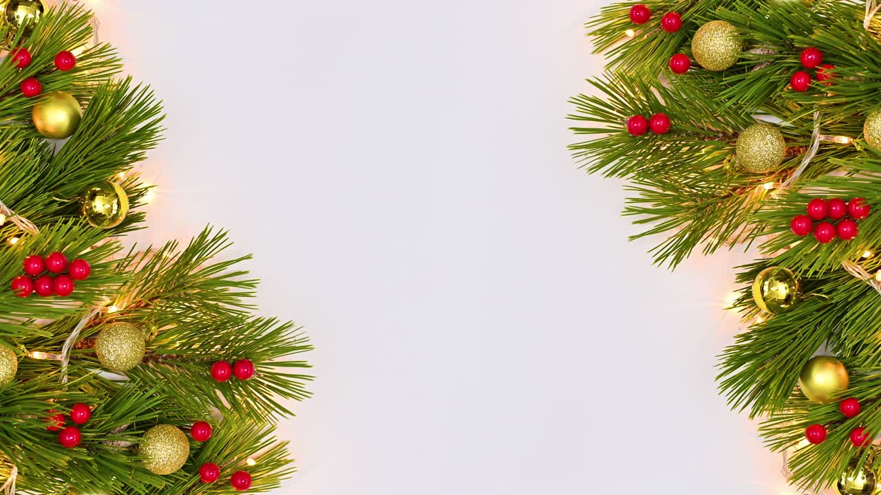 arreglo de navidad con luces parpadeantes en el lado izquierdo y derecho con ramas de abeto y bayas de holly. detener el movimiento