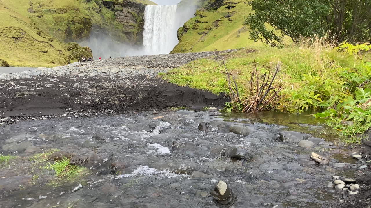 skogafoss en islandia con un arroyo