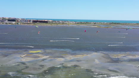 de derecha a izquierda aéreo viajando sobre kiteboarders windsurfers sete francia