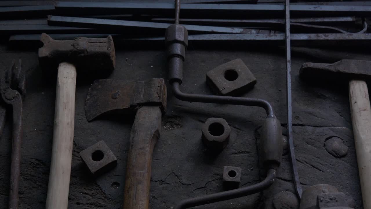 herramientas en una mesa de madera