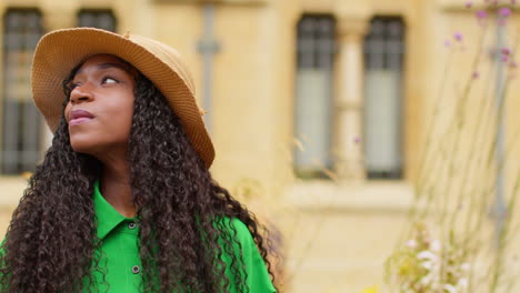 turista mujer con sombrero de paja sol de vacaciones en oxford, reino unido explorando la ciudad caminando por broad street 2