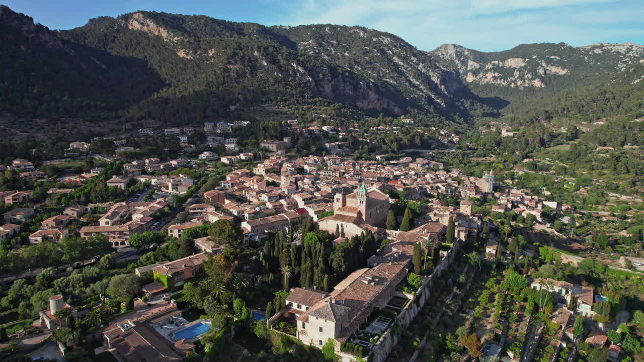 Vista panoramica sul Comune di Valldemossa con il Monastero della Certosa di Valldemossa in Spagna - ripresa con drone