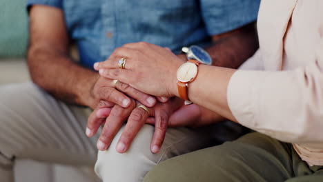 pareja, tomados de la mano y apoyados