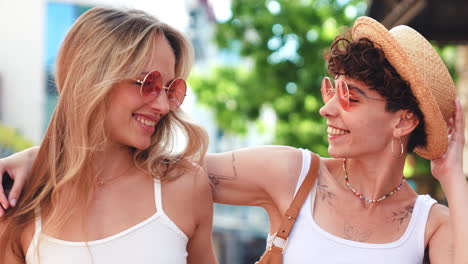 dos mujeres disfrutando de un día de verano