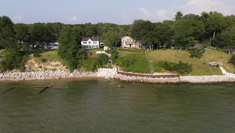 Línea-De-Costa-Del-Lago-Michigan,-Hermosas-Casas-Y-Playa-Desaparecida