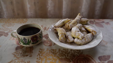 Pasteles-Tradicionales-Puestos-En-Un-Plato