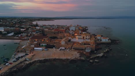 marzamemi, antiguo pueblo de pescadores en sicilia al atardecer