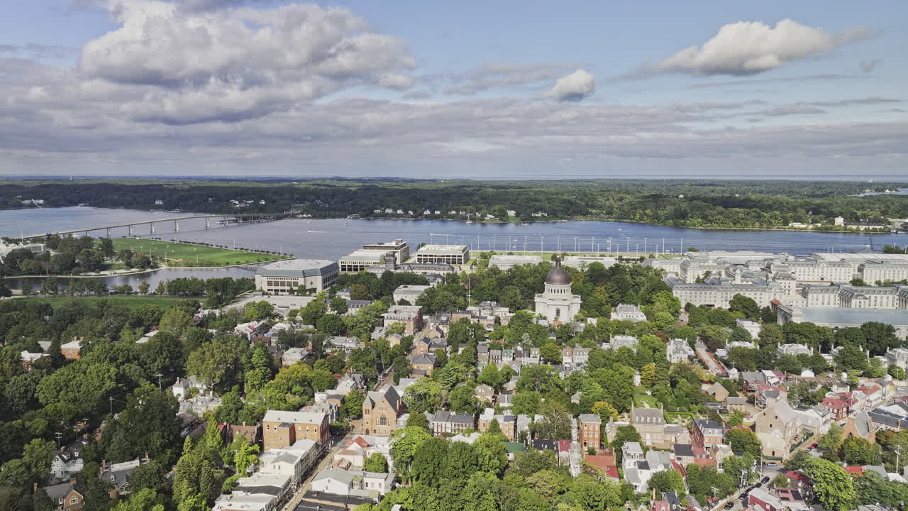 애나폴리스 메릴랜드 에어리얼 v8 드론 플라이오버 타운 센터 포착 미국 해군 아카데미 캠퍼스 부지 세번 강 연안 - mavic 3 pro cine - 2023 년 9 월