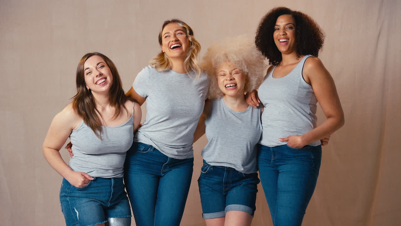 다채로운 캐주얼 옷을 입은 여성 친구들의 그룹. 신체 긍정성을 촉진하는 인공 팔다리를 가진