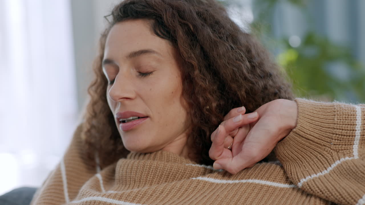 편안한 여성 휴식, 소파 스트레칭