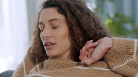 mujer cómoda relajarse, sofá estiramiento