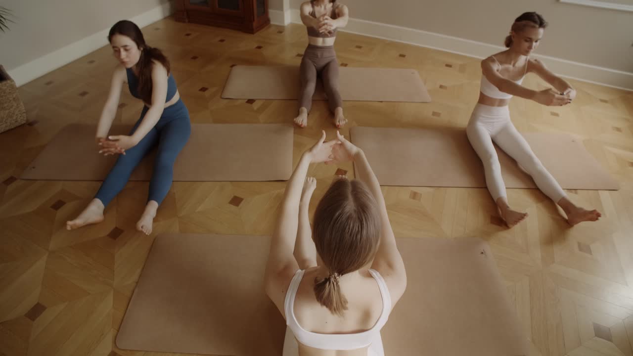 mujeres en clases de yoga