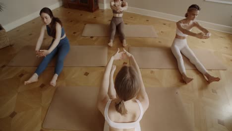 mujeres en clases de yoga