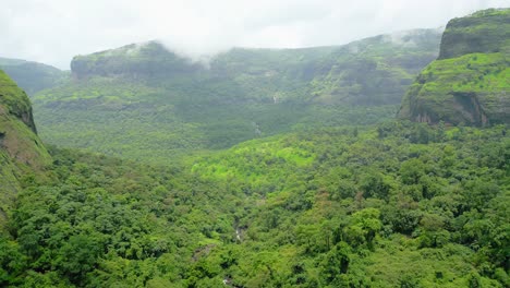 Wunderschöne-Aussicht-Auf-Die-Bergstation-Devkund-Aus-Der-Vogelperspektive