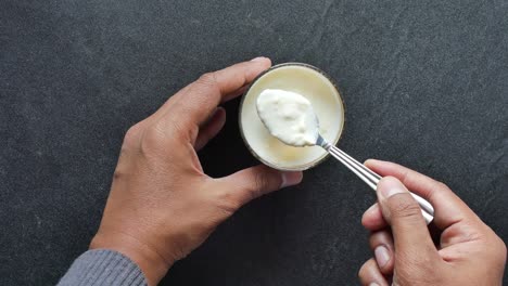 un vaso de leche entera en la mesa .