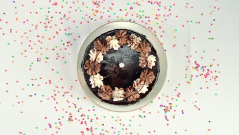 pastel de cumpleaños con una vela