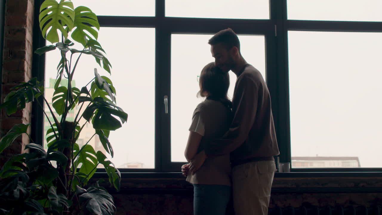 집에서 사랑에 빠진 커플