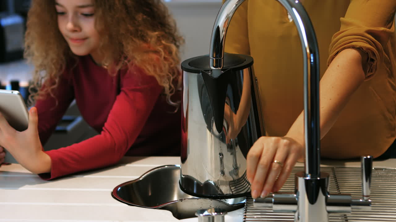 귀여운 소녀의 초상화가 스마트폰을 사용하고 있습니다.