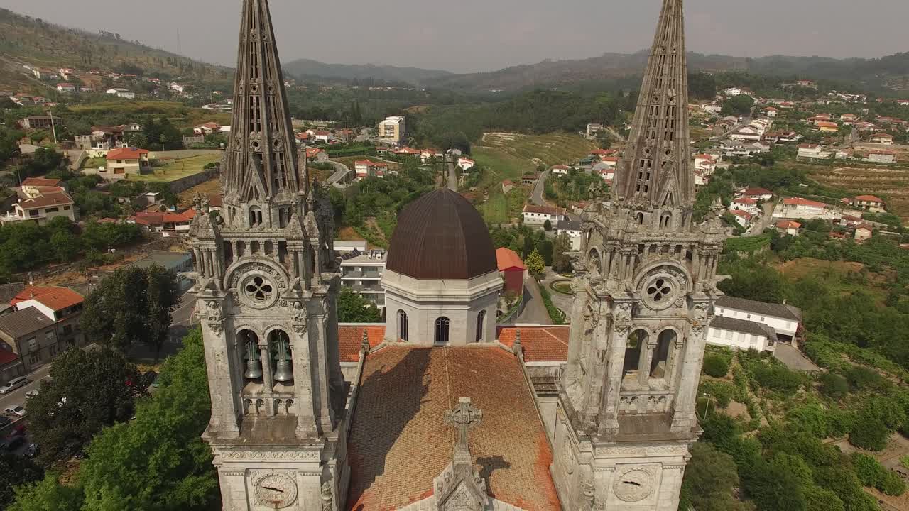 결혼식 날 신부와 신랑 교회 조감도를 떠나