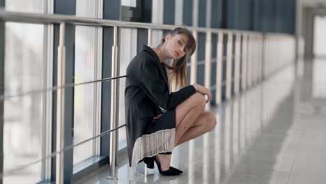 chica joven atractiva en un modelo de vestido de traje elegante posando