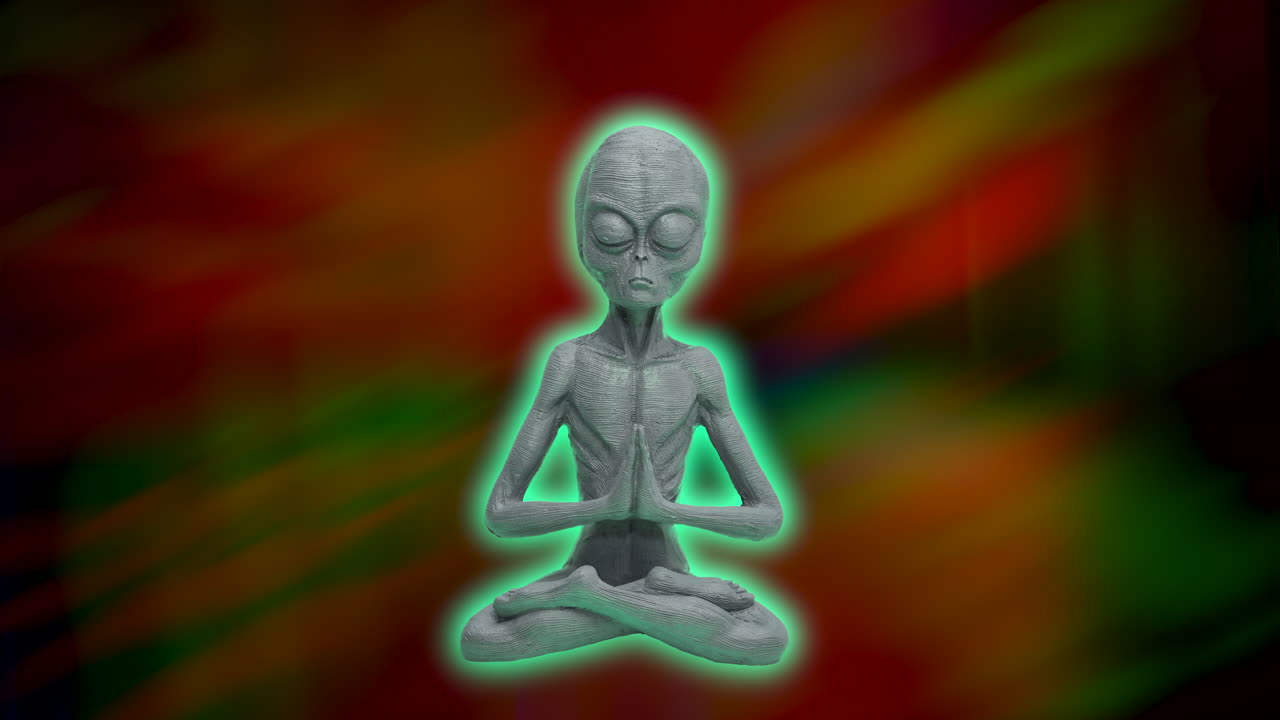 extraterrestre animado por computadora haciendo yoga y coloridas luces del norte parpadeando en el cielo negro en el fondo - aurora borealis
