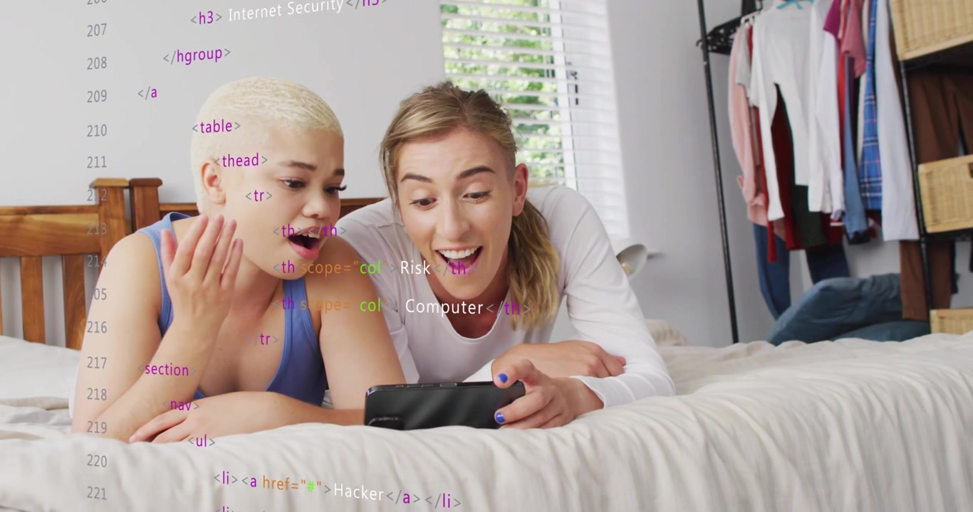 Přátelé ležící na posteli sledují klip na smartphonu, jejich reakce se mění od úsměvů po ohromený smích v technologickém prostředí.